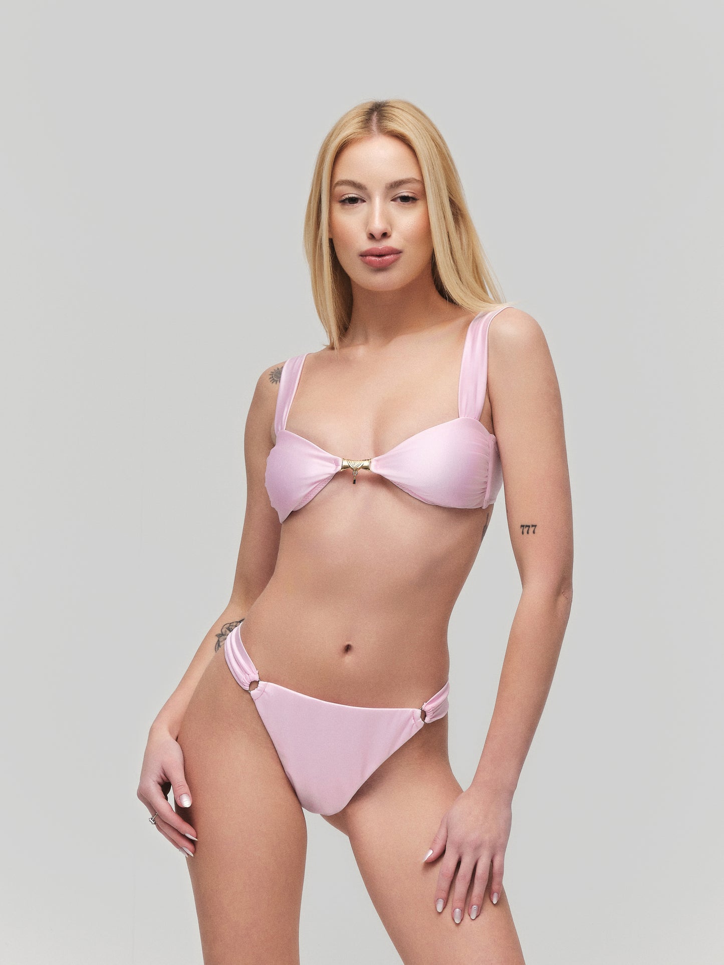 Thivalen Cindy Pembe Sandy Kumaşlı Ayarlanabilir Askılı Altın Kaplama Takı Detaylı İkili Bikini Takımı Ön Görünüm