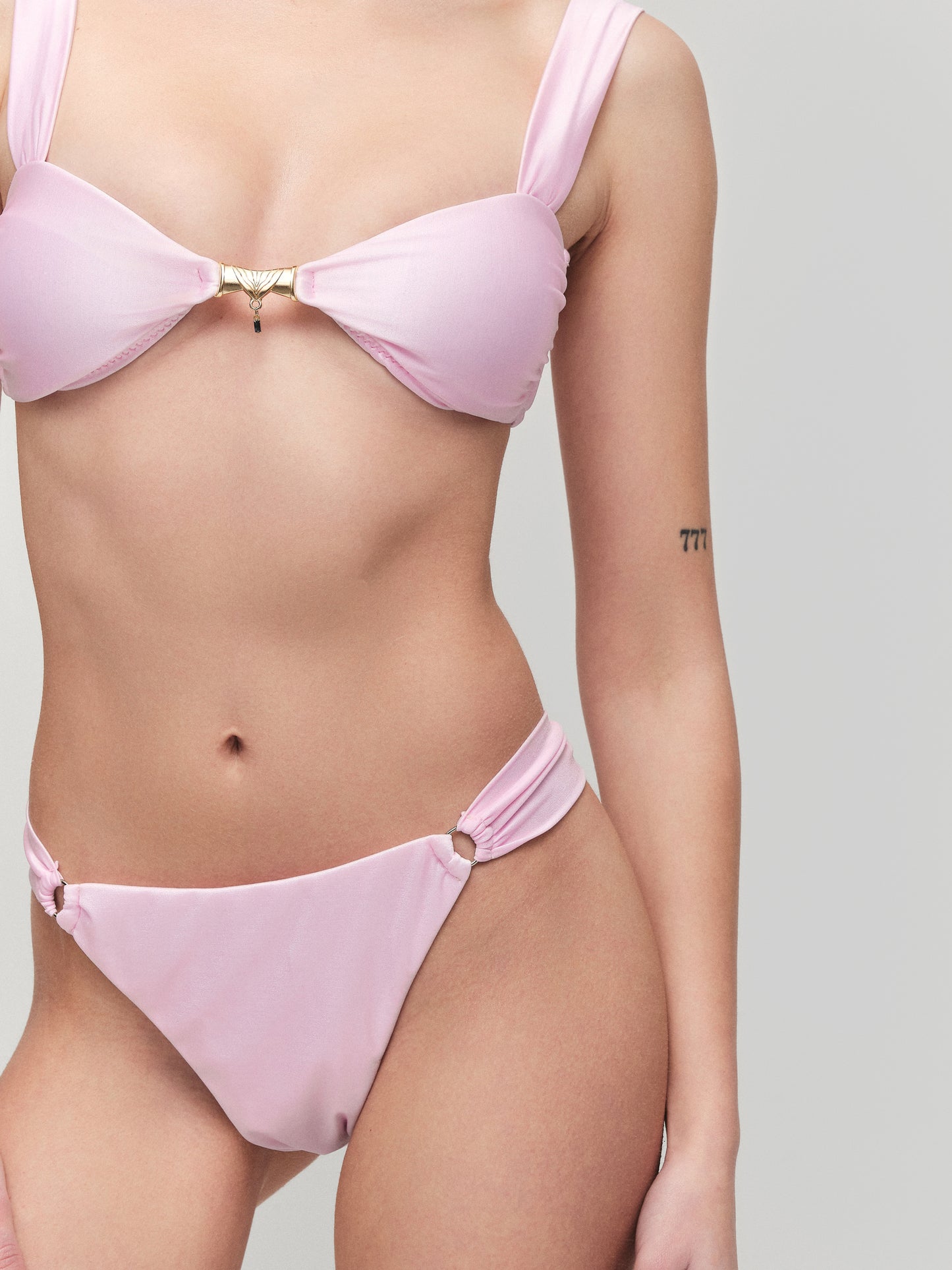 Thivalen Cindy Pembe Sandy Kumaşlı Ayarlanabilir Askılı Altın Kaplama Takı Detaylı İkili Bikini Takımı Ön Yakın Görünüm