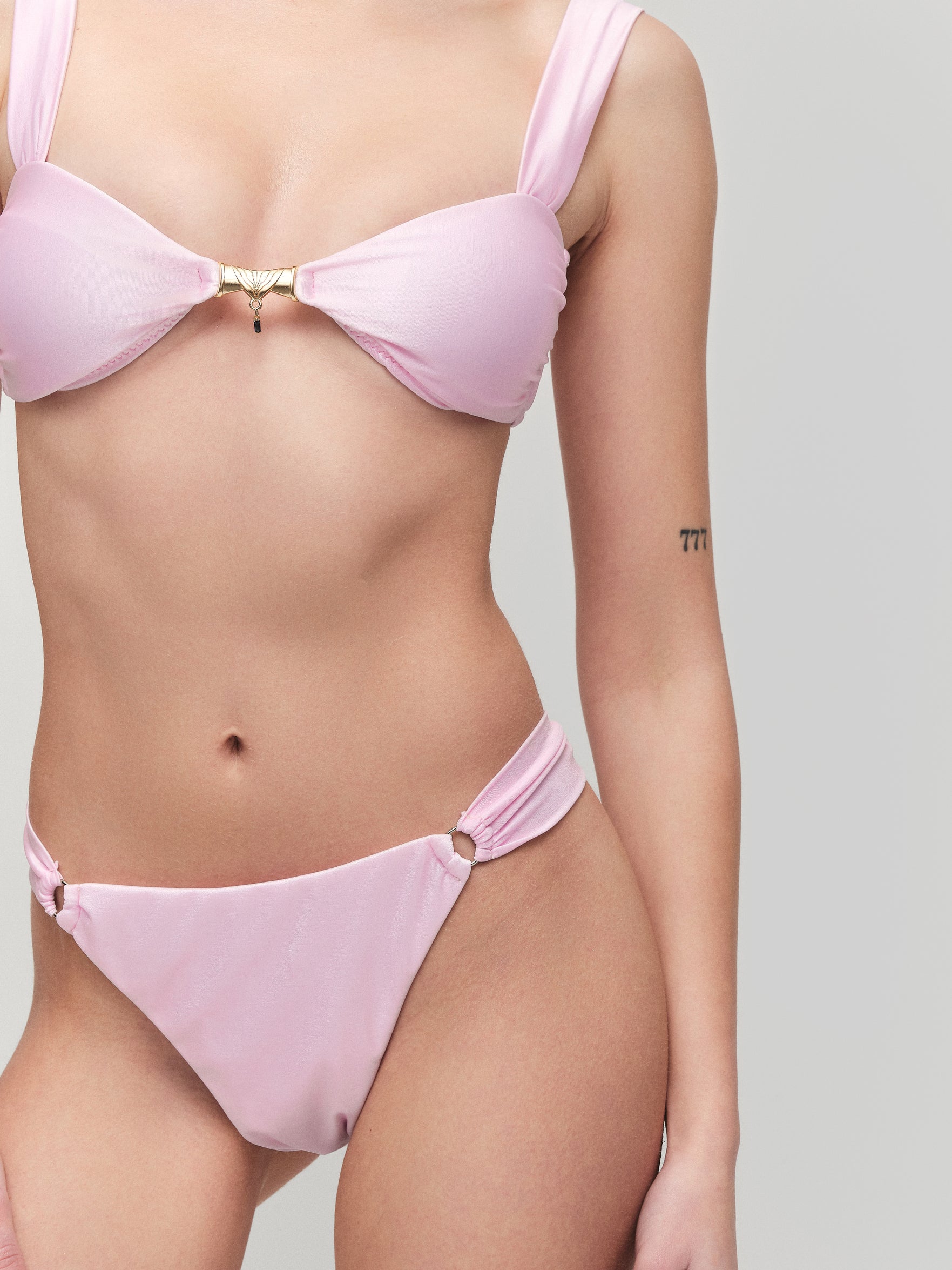 Thivalen Cindy Pembe Sandy Kumaşlı Ayarlanabilir Askılı Altın Kaplama Takı Detaylı İkili Bikini Takımı Ön Yakın Görünüm