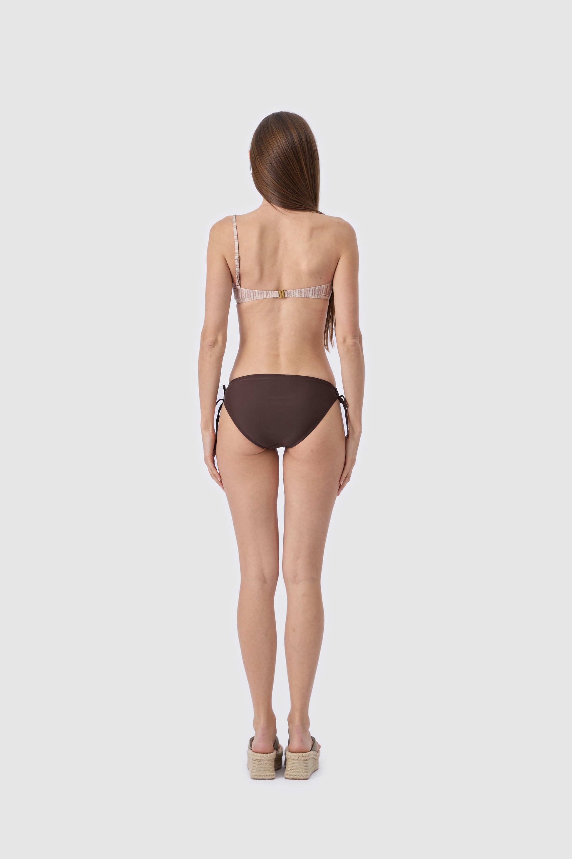Thivalen Dunea Kahverengi Alt Desenli Üst Tek Omuz Takı Detaylı İkili Bikini Takımı Arka Görünümü