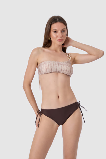 Thivalen Dunea Kahverengi Alt Desenli Üst Tek Omuz Takı Detaylı İkili Bikini Takımı Ön İmaj Poz Görünümü