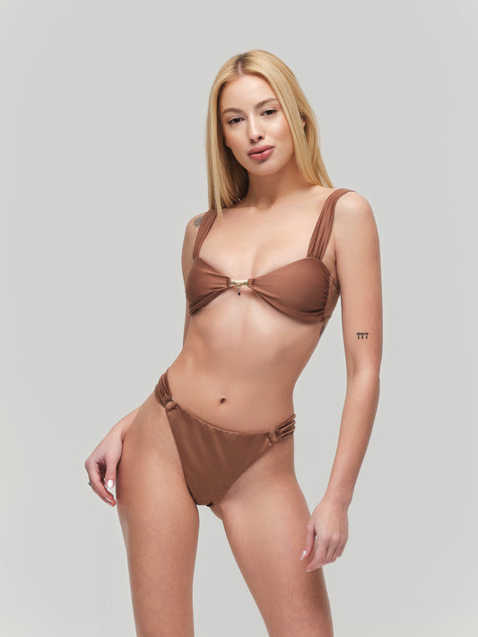 Thivalen Kleopatra Kahverengi Sandy Kumaşlı, Ayarlanılabilir Askılı Altın Kaplama Takılı İkili Bikini Takımı Boydan Yan Duruş Ön Görünümü