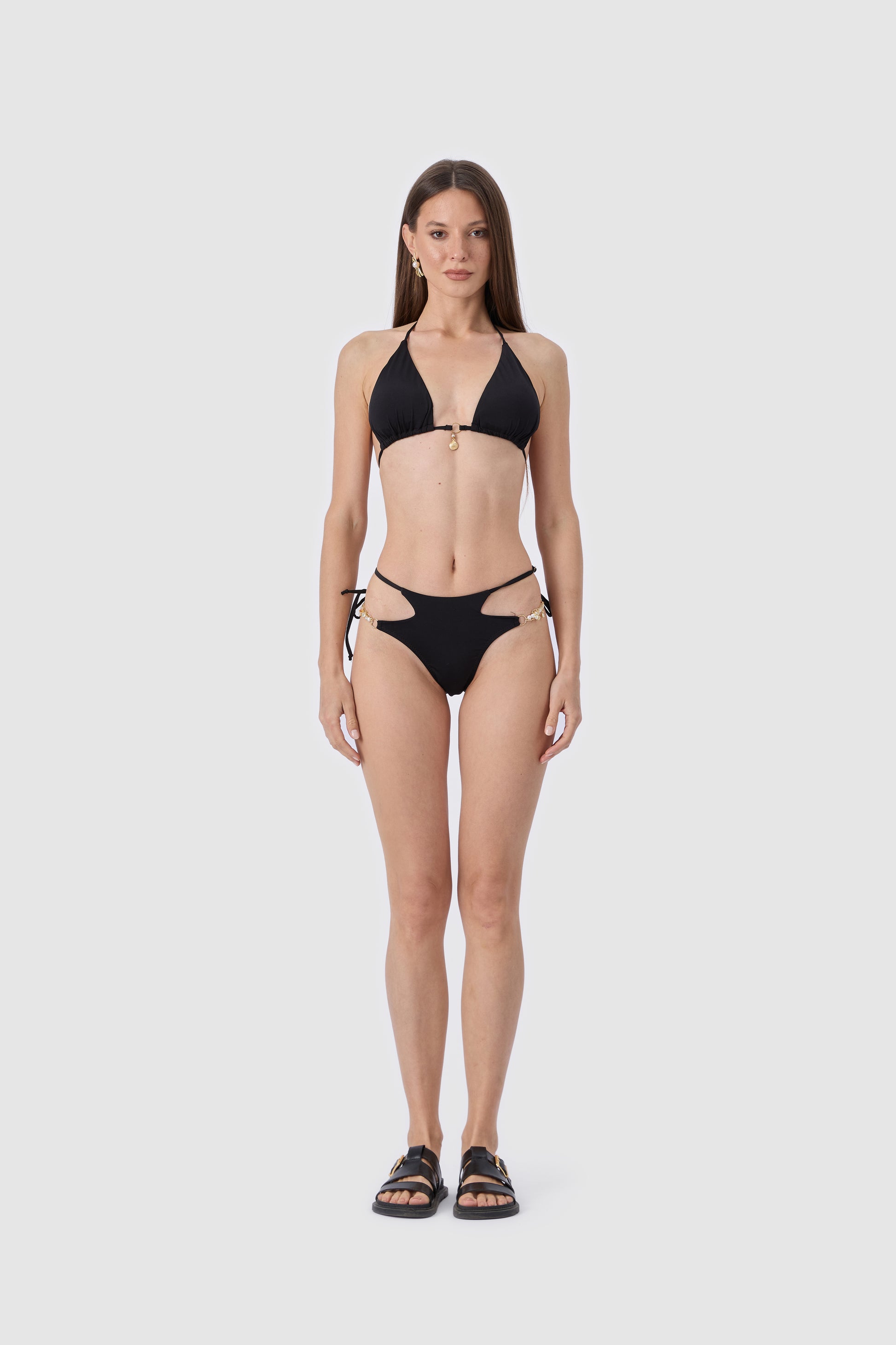 Thivalen Perlina Siyah Renk Kumaş Yüksek Bel İnci ve Taş Detaylı Altın Kaplama Takı Aksesuarlı İkiki Bikini Takımı Boydan Ön Detay Çekim Görünümü