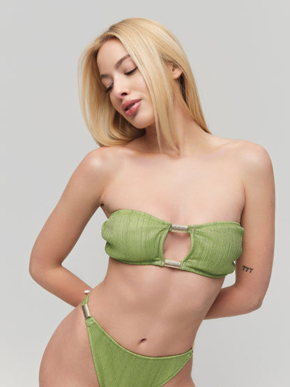 Thivalen Verde Yeşil Gold Parıltılı Akordiyon Kumaşlı Altın Kaplama Takı Detaylı Straplez Üst ve Yüksek Bel Alt İkili Bikini Takımı Ekstra Zincir Takılı Uzun Kollu Önü Açık Üst Yakın Çekim Görünümü