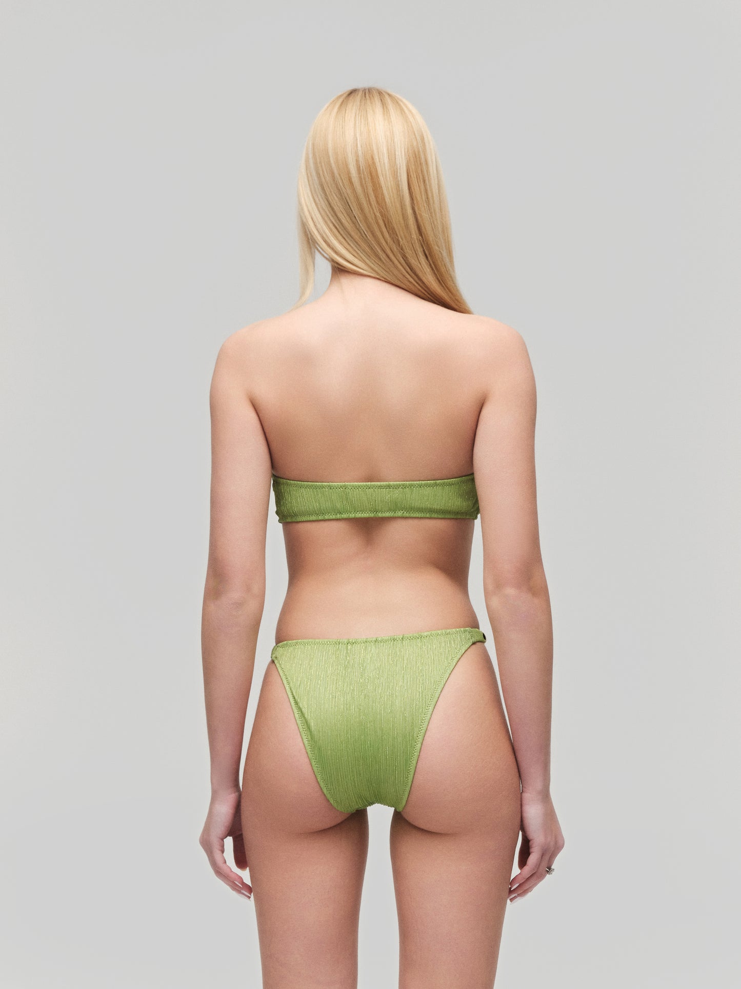 Thivalen Verde Yeşil Gold Parıltılı Akordiyon Kumaşlı Altın Kaplama Takı Detaylı Straplez Üst ve Yüksek Bel Alt İkili Bikini Takımı Ekstra Zincir Takılı Uzun Kollu Önü Açık Üst Boydan Arka Görünümü